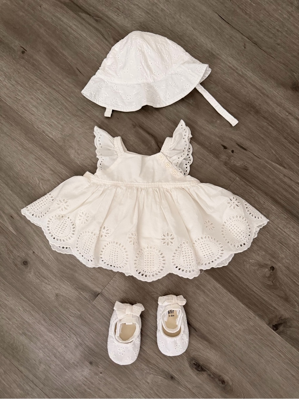 GAP Baby White Eyelet Dress Set with Hat and Shoes Size 3-6 months
